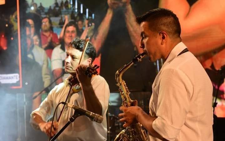 Reconocido músico paceño se subió al escenario del Festival de Jineteada y Folclore de Diamante