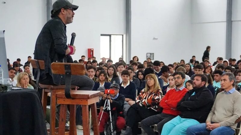 Reconocido actor brindo una charla sobre prevención de adicciones