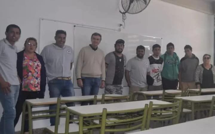 Mesas y bancos del Colegio Sarmiento fueron reparados por alumnos del CEC N° 10