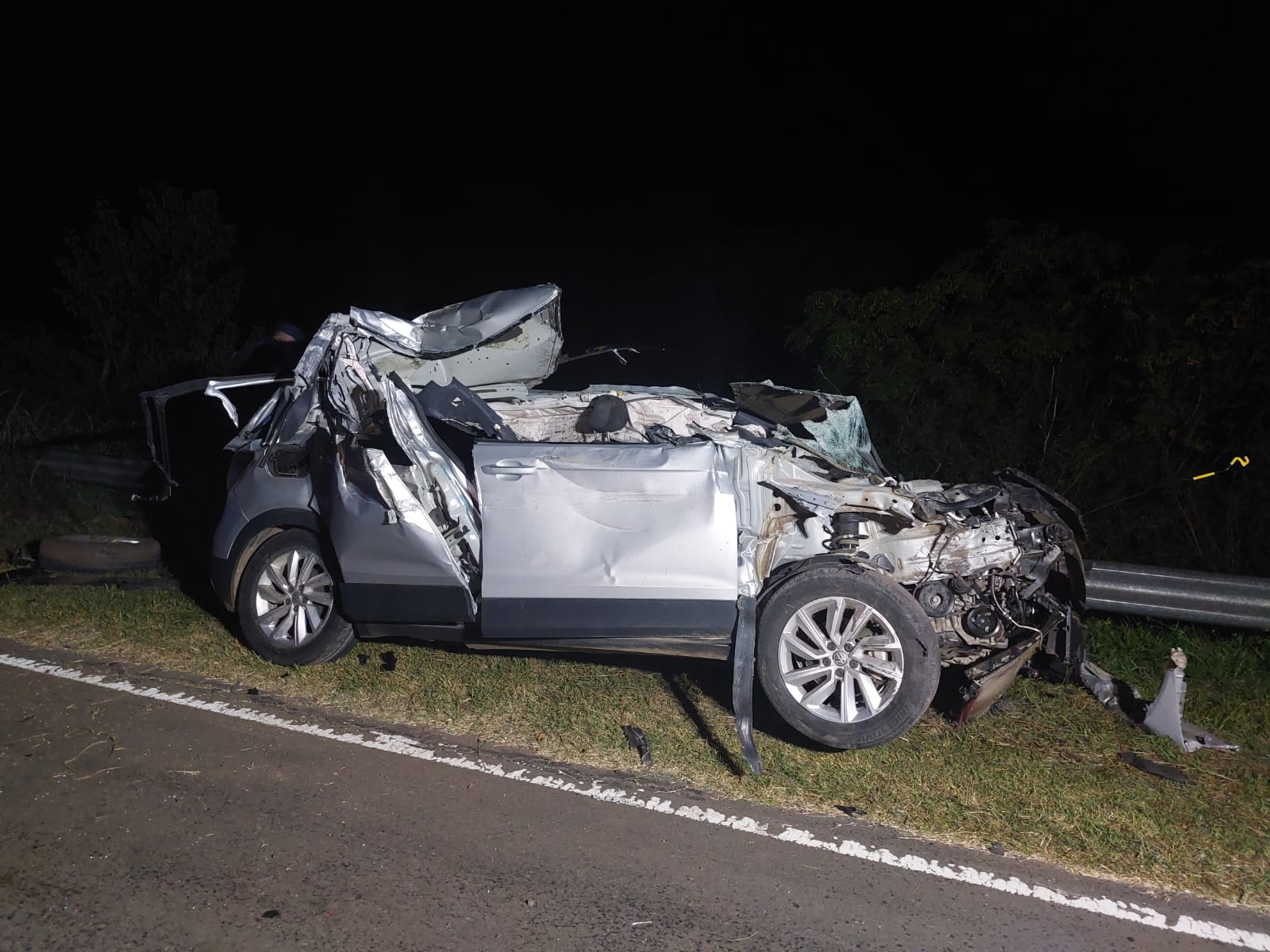 Un automóvil chocó desde atrás a un camión en la Ruta 12 km 616, el auto dió varios tumbos pero afortunadamente no hubo lesionados graves.