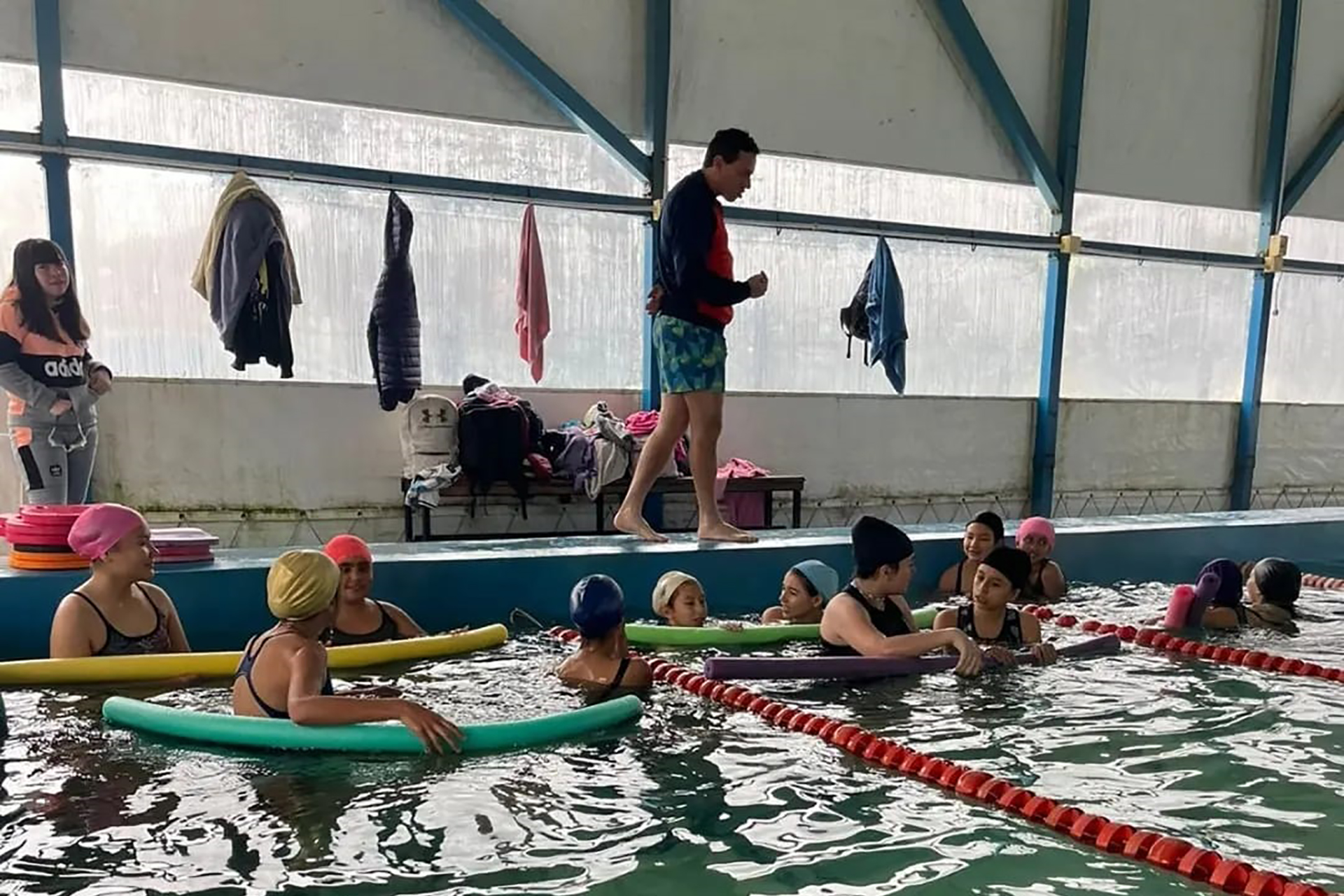 Alumnos de escuelas de La Paz aprenden a nadar con el Programa Entrerrianada