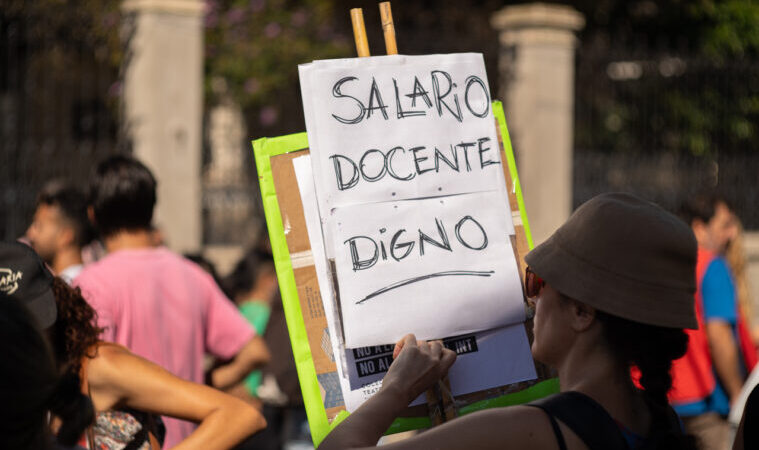 Confirma el Gobierno que no pagará el aumento a docentes