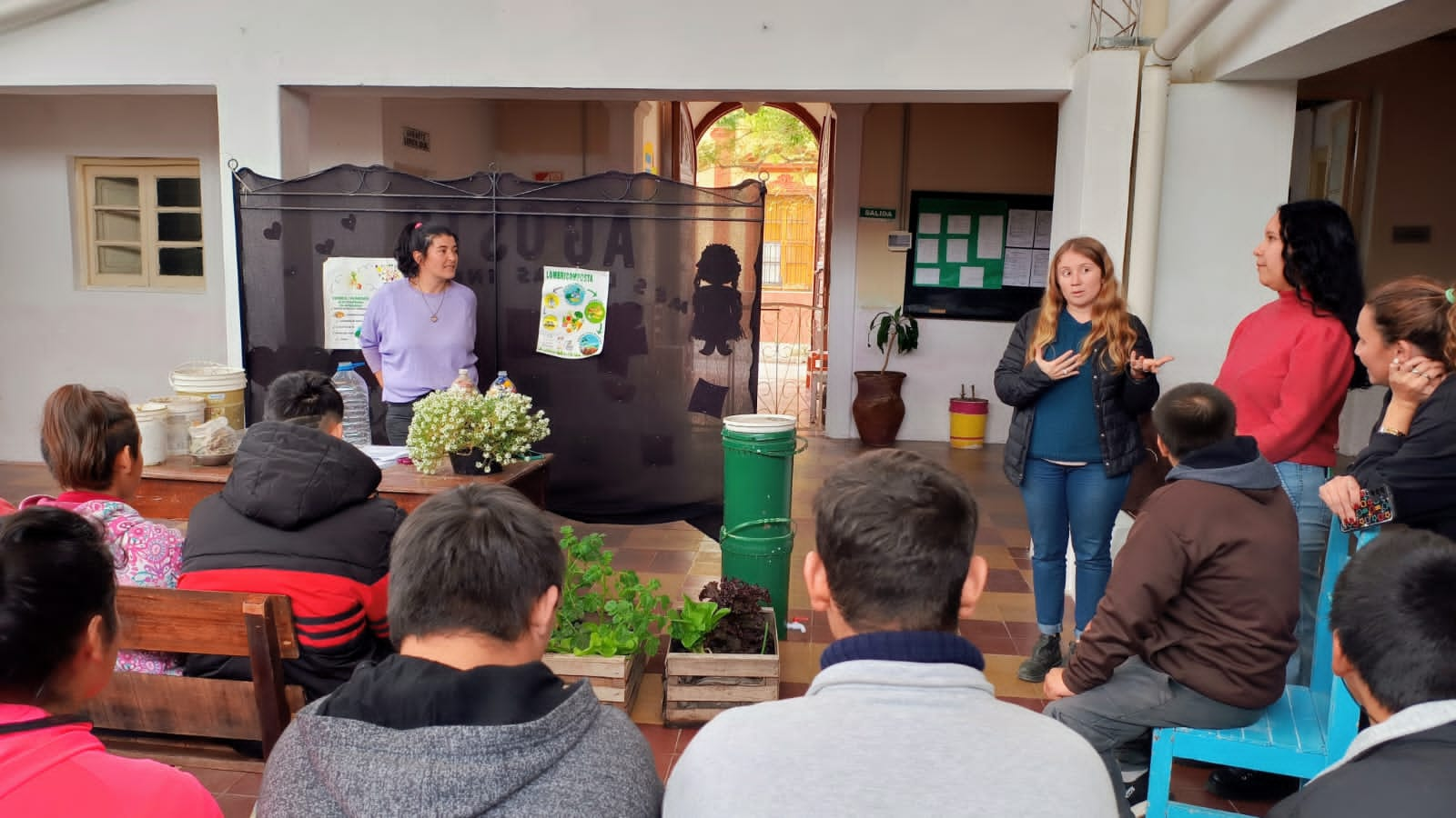 Charla y demostración a los estudiantes sobre compostaje