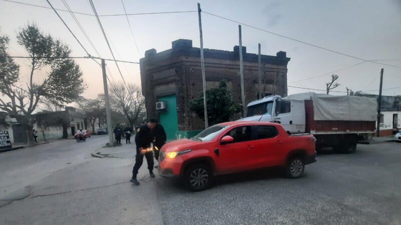 Un menor que jugaba en la calle fue impactado por un vehículo resultando con varias fracturas.