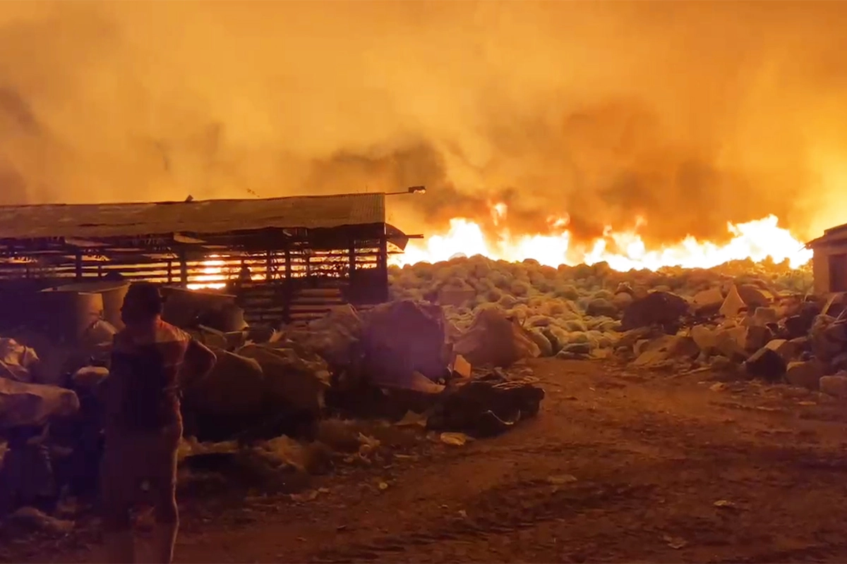 Gran incendio en San José: trabajan 10 dotaciones de bomberos de varias ciudades