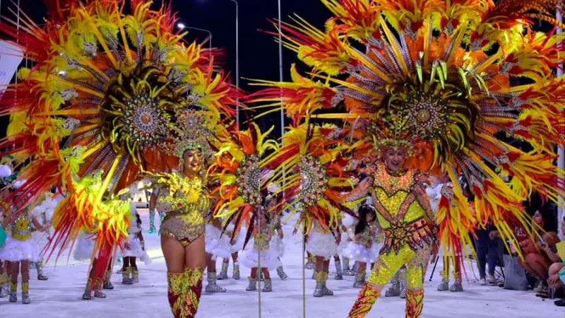 Espuma, alegría y pasión: Santa Elena se prepara para la quinta noche de carnavales