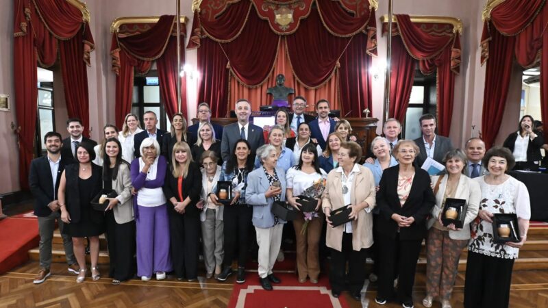 Diputados llevaron adelante la segunda sesión, previamente  reconocieron a mujeres destacadas de la provincia