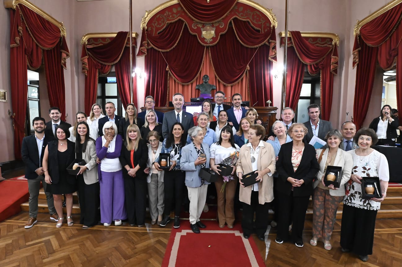 Diputados llevaron adelante la segunda sesión, previamente  reconocieron a mujeres destacadas de la provincia