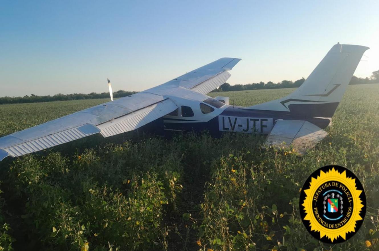 Hallan una avioneta en un campo del departamento La Paz: investigan si llevaba drogas